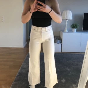 Vita vida jeans - Säljer dessa vita vida jeans. Jättebra passform och dem e stretchiga. Säljer pga använder ej