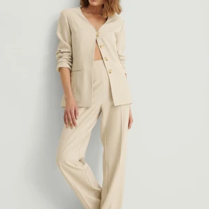 Kostymbyxor  - Säljer dessa oanvända beiga kostymbyxor från NA-KD i storlek 34. 🤗