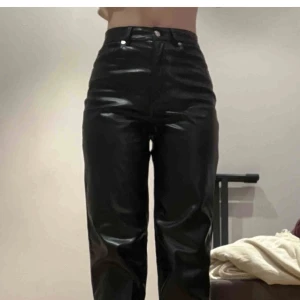 Skinnbyxor från H&M  - Jättefina skinnbyxor från H&M som aldrig är använda. Skriv gärna för fler bilder eller om ni har några frågor🤍