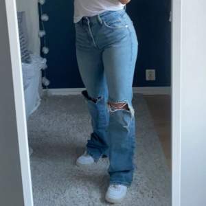 Low waisted jeans från zara, strl:34. Kanten längst ned avklippt.  Använda 2ggr. 200kr + frakt