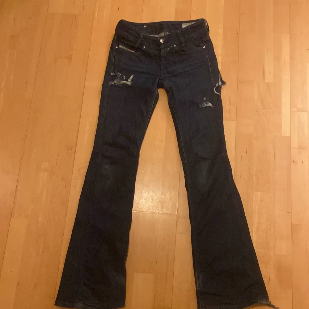 Jättesnygga lågmidjade mörkblå jeans från diesel i storlek 25/32. Dem är jättebra kvalitet men är lite slitna längst ner men inget som märks. Säljes då dem tyvärr blivit för små.. Jeans & Byxor.