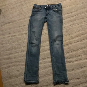 Lågmidjade jeans - Jättefina hilfiger jeans som tyvärr inte passade mig och är då därför jag säljer dem. Dem är i jättefint skick inga märken och så💕
