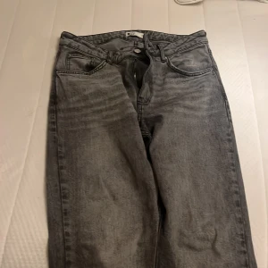 Jeans  - Säljer min gråa Gina tricot jeans då dom är alldeles för stora för mig. Använda ett få tal gånger. 