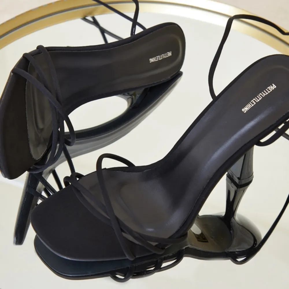 Super snygga högklackade skor med snörning 😍 Helt nya! Oanvända. Klack höjd - 8cm . Skor.