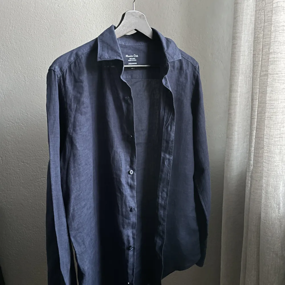 Blå linneskjorta från Massimo Dutti. Aldrig använd.  Storlek S. Skjortor.