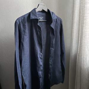 Blå linneskjorta från Massimo Dutti. Aldrig använd.  Storlek S