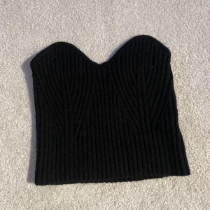 Svart topp - Jätte söt ribbad topp i väldigt bra och skönt material. Aldrig använd då jag inte tkr den passar mig med större bröst 