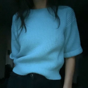 Stickad blå tröja - Kortärmad stickad blå tröja som går in i midjan med relaxed fit. Aldrig använd Sorry för dålig bildkvalitet :)