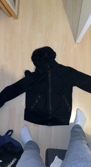 cp company zip hoode - Säljer nu min cp company hoodie då den inte va riktigt min stil, använd fåtal gånger 9/10, självklart äkta då de är en scan, bara att skriva vid intresse kan frakta eller mötas upp, 
