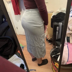 Turkos satin kjol - Turkos satin kjol med slit från H&M.  Storlek S. Aldrig använd.