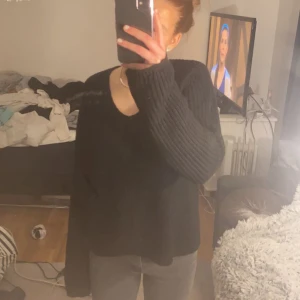 Svart stickad tröja - Jättesnygg svart stickad tröja från Gina Tricot. Använt typ 2 gånger💕