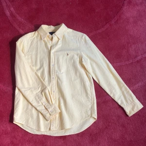 Gul Ralph lauren skjorta 14-16 år - Skjortan är knappt använd och i fint skick 