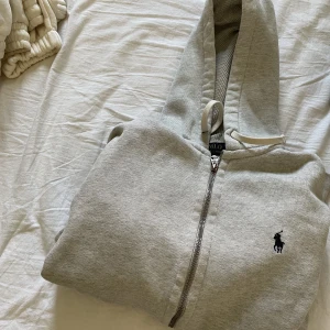 Polo Ralph Lauren zip - Zip tröja Nypris 1400kr Fint skick väl använd   Zippen har börjat tappa lite färg men inget man tänker på:)