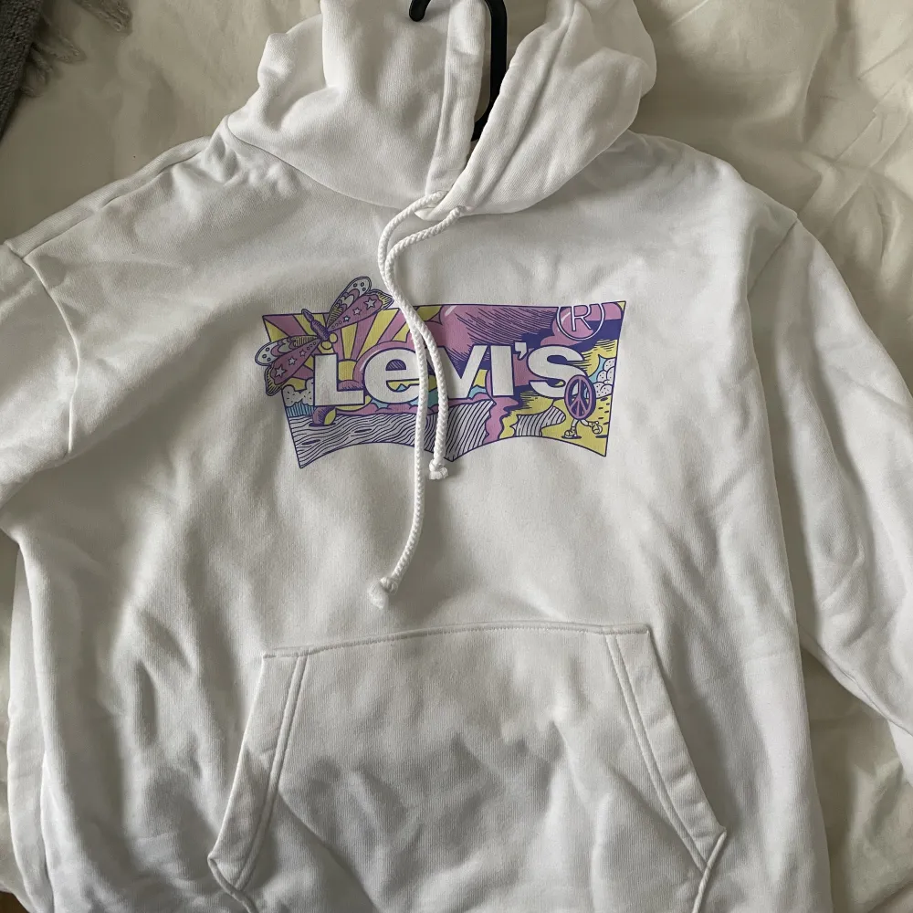 Levis hoodie köpt original i storlek M. Nytt skick, använd 1 gång. Säljer för känner att den inte är min stil längre.. Hoodies.