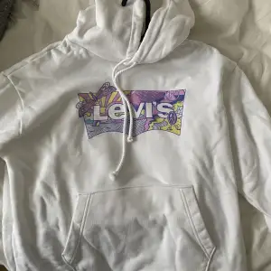 Levis hoodie köpt original i storlek M. Nytt skick, använd 1 gång. Säljer för känner att den inte är min stil längre.