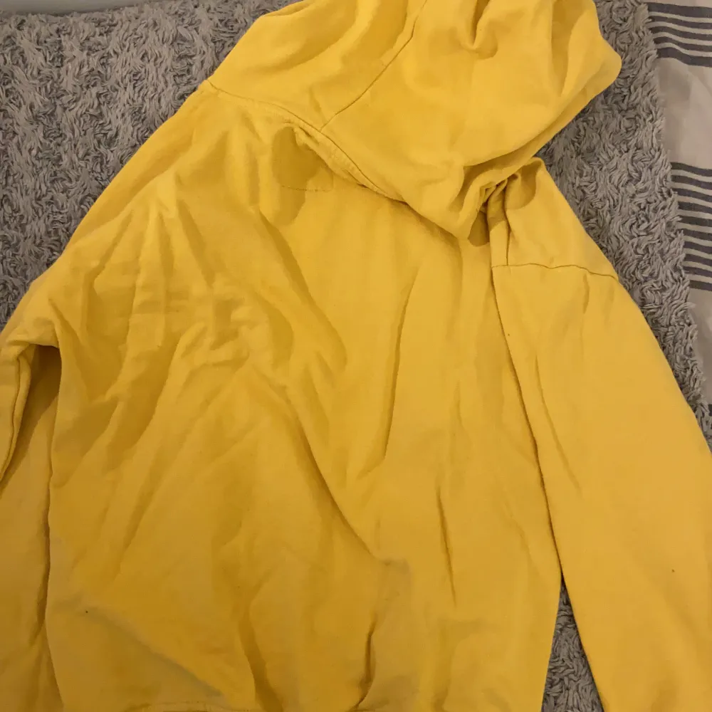 Nu säljer jag en gul hoodie, varför jag säljer är på grund av att den inte används längre.💗 skriv gärna om ni blir intresserade!💗. Hoodies.
