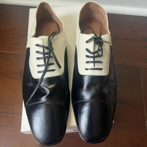 Nya Emporio Armani damskor stl 38 - Jätte fina nya Emporio Armani tuxedo damskor som köptes och aldrig användes Kommer med original box dustbag certifikat