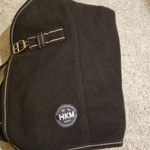 Fleecetäcke strl. 135cm - Nytt svart fleecetäcke i strl. 135cm 