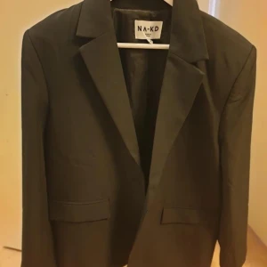 NA-KD kavaj!  - Säljer min kavaj från NA-KD, på grund av att den är oanvänd. Storlek: 36 ( oversize )  Köpte den för 749kr  Säljer den för 300kr