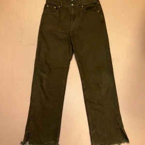 Black denim Bootcuts-ish - Öppning vid fötterna   In good condition!