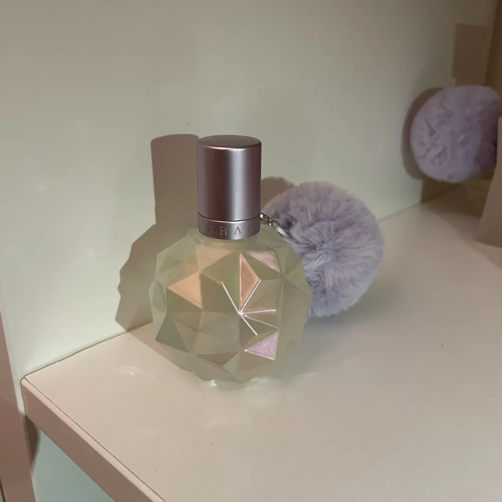 Moonlight parfym by Ariana Grande 30ml🫶🏼 förpackning följ ej med pga fick det i ett set💓. Övrigt.
