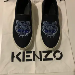 Kenzo slip ons, i fint skick med lite småmärken. använd ett fåtal gånger. dustbag medföljer