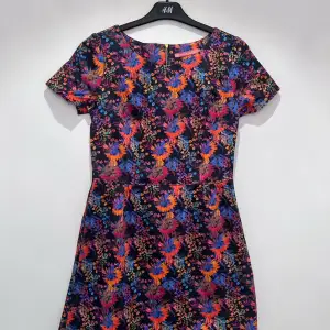 En riktigt färgbomb klänning med fickor från Pernilla Wahlgren i mycket bra skick 