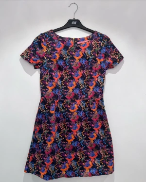 Klänning  - En riktigt färgbomb klänning med fickor från Pernilla Wahlgren i mycket bra skick 