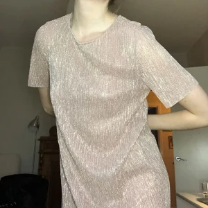 Glittrig klänning - Väldigt fin lätt glittrig klänning. Skriv vid frågor eller fler bilder🥳