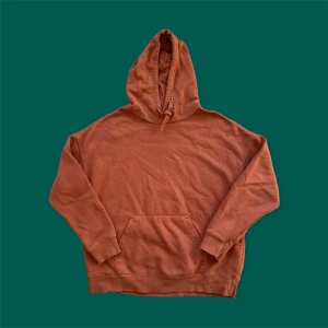Orange Hoodie - En luvtröja från märket FB Sister i storlek L. Ganska nopprig därav det billiga priset. Annars i fint skick! För fler bilder eller mått kontakta mig 💫