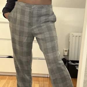 Grå kostymbyxor - Ett par raka kostymbyxor i storlek 40 från Hm🤍 Passar 36, men de är långa i längden. Använt ett fåtal gånger❣️