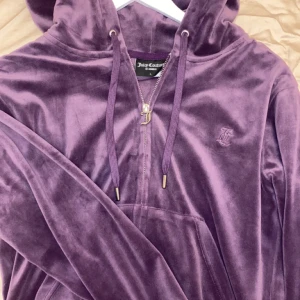 Juicy couture zip hoddie  - Jätte fin zip hoddie från juicy couture som tyvärr inte kommer till användning 