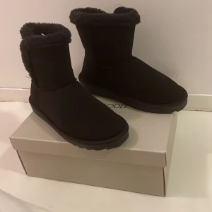 Svarta Even&Odd ”uggs” - Säljer HELT nya vinterskor från Even&Odd som jag fick i julklapp men aldrig använts. Superbra skick! Nypris 499kr. Köparen står för frakt och betala alltid innan skickad vara.