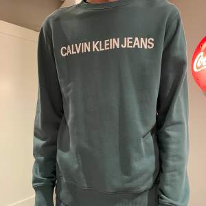 Säljer även denna Calvin Klein sweatshirten i storlek S.✨Säljs för 150kr då frakten är inkluderad i priset🌟 Tröjan är i bra skick då den inte använts mer än någon enstaka gång 💕Hör gärna av er för mer info eller bilder!