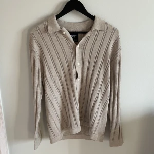 Abercombie & Fitch caridgan - Säljer min tröja från A&F då den inte kommer till användning. Har inte använt sen köp, alltså helt i nycdkick. Skönt material. Sitter tts. Färgen är brun/beige. 