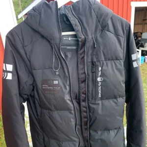 Sail racing jacka  - Säljer en Sail racing jacka åt en vän, är knappt använd. Fler bilder finns (Pris kan diskuteras)🤎🤎