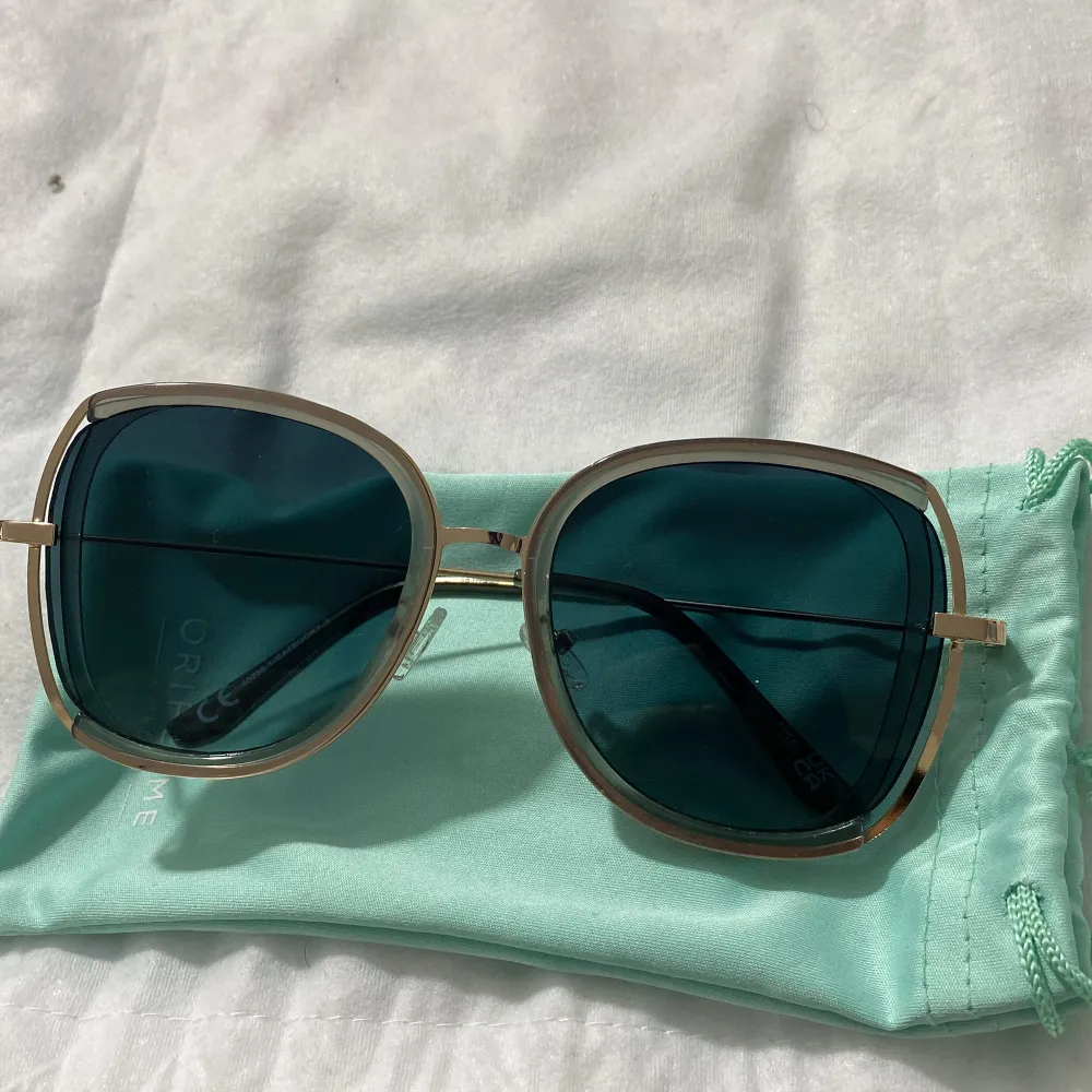 Supersnygga gröna solglasögon som är ALDRIG använda i jätte bra skick. Köpt för 350kr säljer för 150.. Accessoarer.