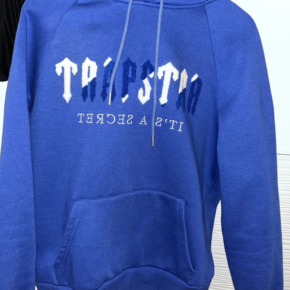 En fin Trapstar hoodie i blå färg. Köparen står för frakten👍. Tröjor & Koftor.