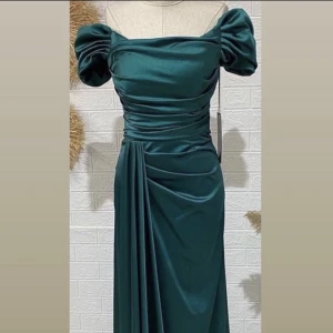 Balklänning  - En jättefin satinklänning som endast använts vid ett tillfälle och har därmed inga skador eller liknande. Pris diskuteras, hör av er vid intresse! 😊