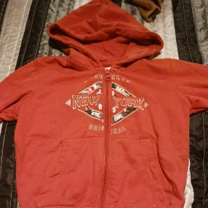 Huvtröja barn - Orange huvtröja barn, märket D.M.D storlek 92. Sparsamt använd