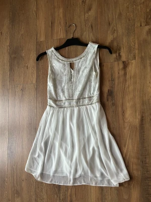 Festklänning - Festklänning använd bara en gång. 