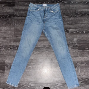 Jeans från Zara - Jeans från Zara, använda endast en gång. De är jätte snygga men de är för stora för mig i midjan. Även lite lite korta för mig. De sitter bra på benen annars.  170 lång och har oftast 40/42. Köpte de för 400