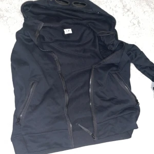 C.p Company  - Storlek M Priset är bra redan försök inte dra ner det överdrivet mycket för det kommer ej gå. Går med byten också beroende vad det är. 