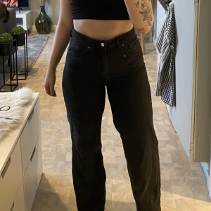 Jeans - Högmidjade straight leg jeans från HM. Storlek 40, svarta