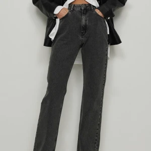 Nakd jeans❤️‍🔥 - Jeans från nakd. Gråsvarta storlek 34. Använda 1 gång men var för stora för mig. 250kr priset kan diskuteras❤️‍🔥  Köparen står för frakten✨