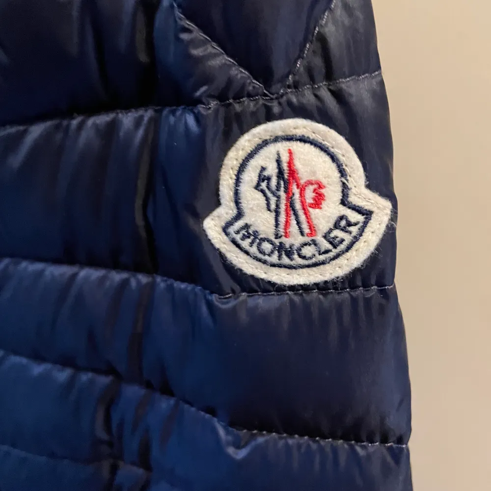 Säljer nu min Moncler jacka i storlek 2. Motsvarar ungefär S. Den är i mycket gott skick och endast använd ett fåtal gånger.. Jackor.