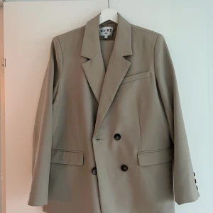 Kavaj med kjol - Ett fint det från nakd Kavajen är 36 och kjolen är i en 38