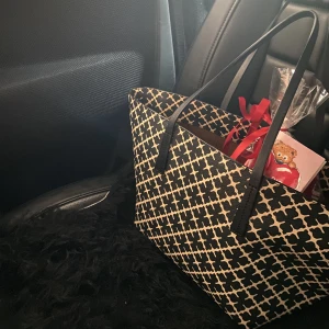 Malene Birger väska  - Tänkte kolla intresset på dena väskan från By malene Birger!☺️inga defekter ser ut so ny!  Vill bli av med den så säljer för bra pris🙂 