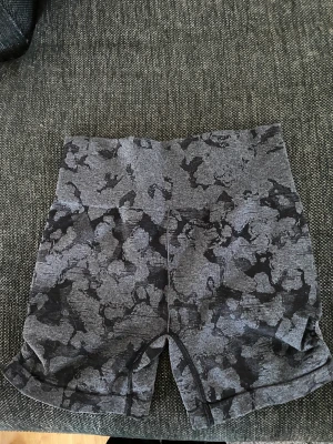 Gymshark shorts  - Strl S i nyskick  Adapt camo kollektion Finns i Kalmar och kan skickas mot frakt