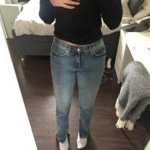 Raka mid blue jeans ifrån Gina Tricot Tall 💙 Väldigt bra kvalite trots användning, jeansen är inte stretchiga i tyget och har en slut längst ner. Storlek 34, på mig sitter dem tajt och jag är 181cm lång och sitter perfekt i längden på mig!💙💙